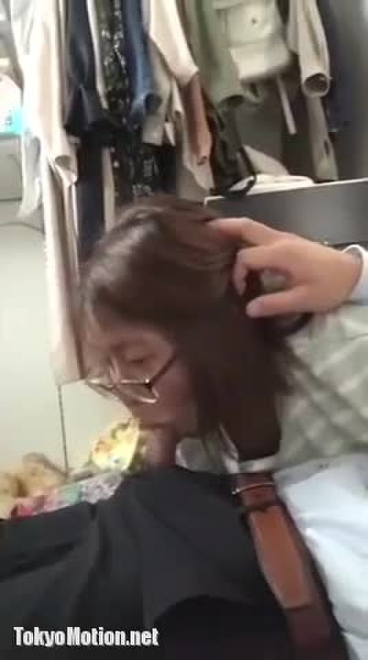 スマホ個人撮影 仕事から帰宅した彼氏に抜いてあげてる眼鏡お姉さんのイラマフェラ撮り。