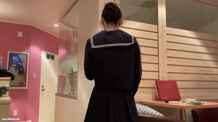 スマホ個人撮影 友達のスレンダー×美乳嫁 (パート主婦) に制服着せてNTRハメ撮り→中出しww
