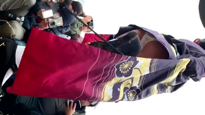 【盗撮動画】生々しい白パンティが丸見えのドスケベレイヤーをローアングルから激撮した結果・・・