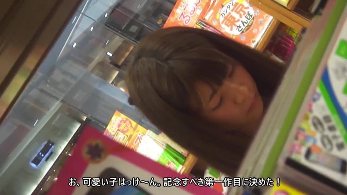 【盗撮動画】大人しそうな顔してパンティはエッチな美形JDの逆さ撮りパンチラがこちら