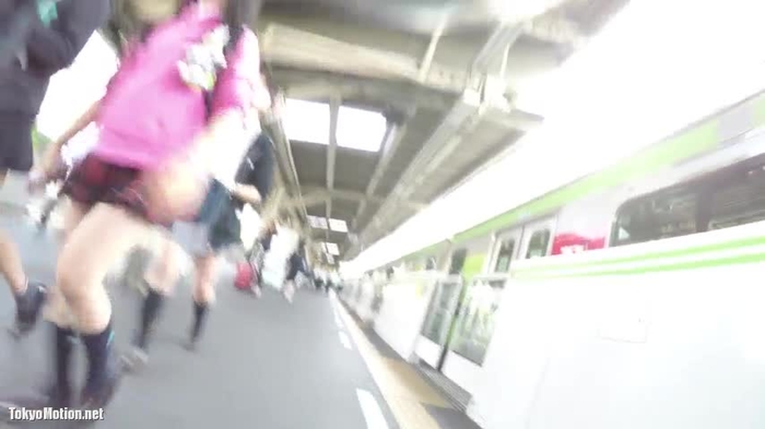 【盗撮動画】後輩を真剣に指導する部活の先輩JK（美少女）の電車内逆さ撮りパンチラ