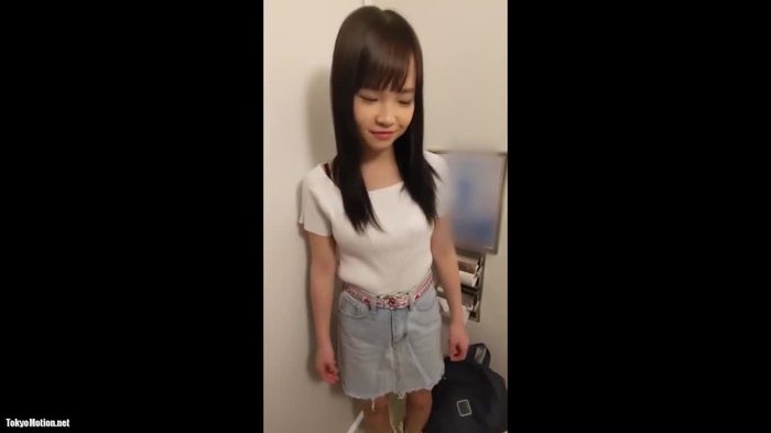 スマホ個人撮影 10代っぽい童顔スレンダー娘をナンパ→トイレに連れ込んでお触りプレイv