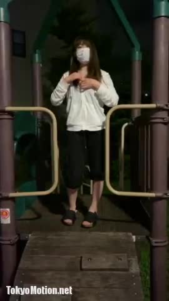 スマホ個人撮影 夜の公園でセフレを全裸徘徊させて、公衆トイレで立ちバック＆潮も吹かせたったw［再］