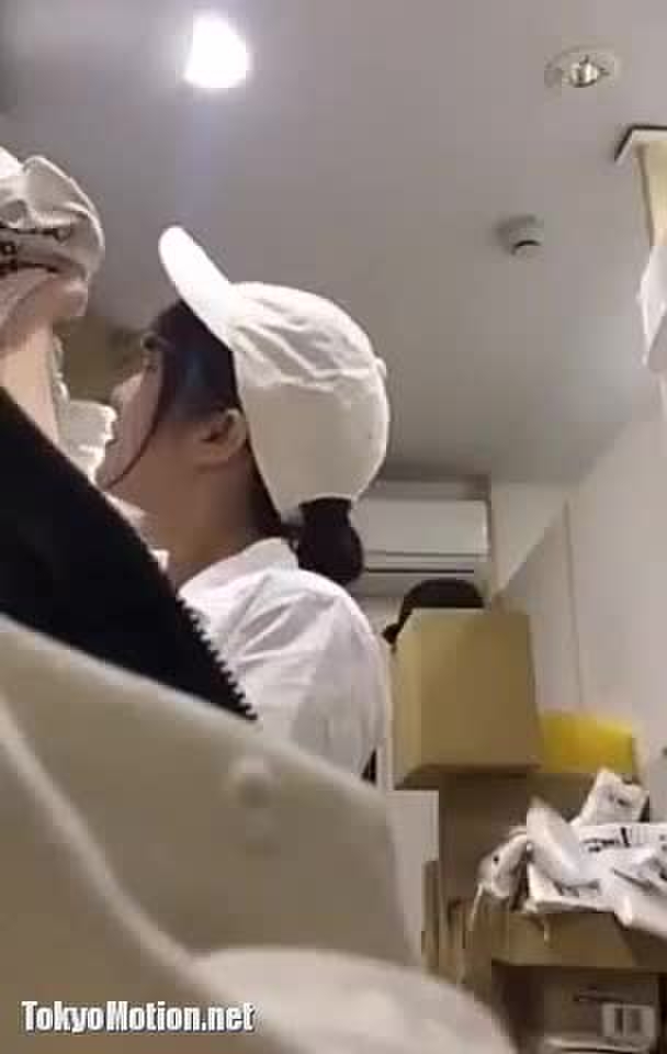 スマホ個人撮影 バイト終わりに楽しそうに雑談しながら着替えるかわいい女子を隠し撮り！
