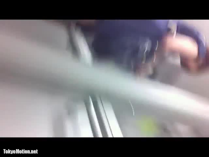 【盗撮動画】ATMコーナーに出没した撮り神、極上美女のパンチラ逆さ撮りに成功してしまう