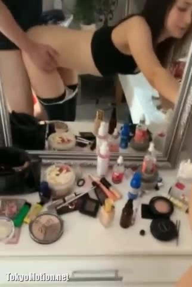 スマホ個人撮影 鏡台でメイク中だった可愛い彼女を無理やり立ちバックでハメ撮りww