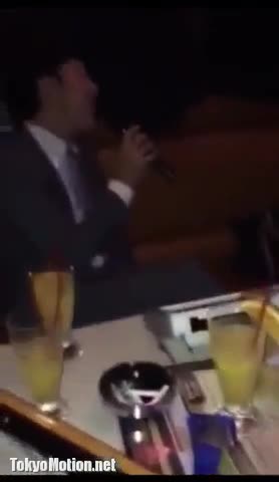 スマホ個人撮影 不動産リーマンのカラオケ…同僚が歌ってる最中に咥えだすOLお姉さん…w［再］