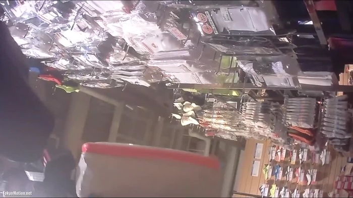 スマホ個人撮影 油断も隙もねぇ…！！試着室で着替える無防備な女性客をドアの下から盗撮…。。