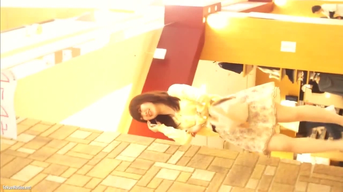 【盗撮動画】店内逆さ撮りパンチラ！童顔可愛いJDちゃんのやや食い込み純白パンティ