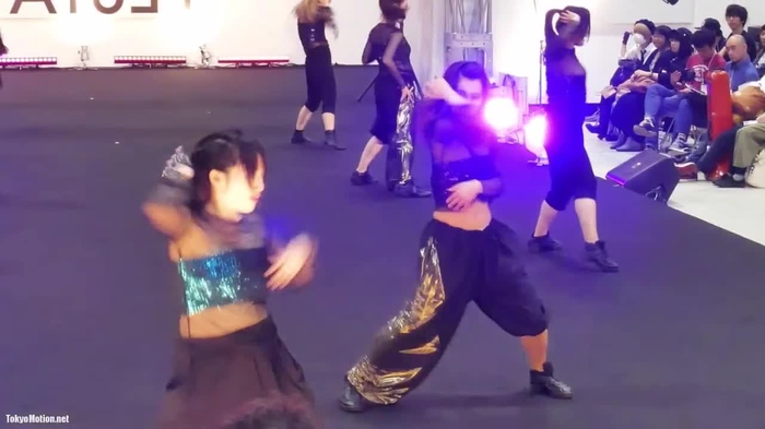 スマホ個人撮影 乳首が…！！ダンス中にポロリしちゃってる美人ダンサー’sのハプニング動画。