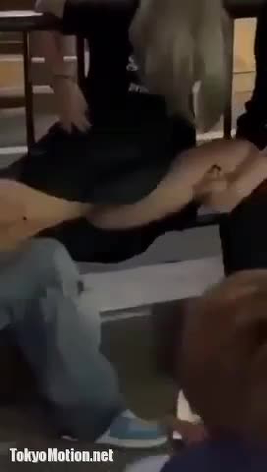 スマホ個人撮影 「やめて！」泥酔した友達ギャルのマンコを路上で晒した悪ノリ動画。。