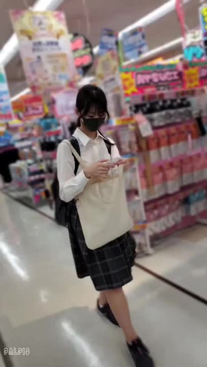 【盗撮動画】即削除あり。スカートめくり&逆さ撮りで晒された制服JKのシミ付き純白綿パンツ