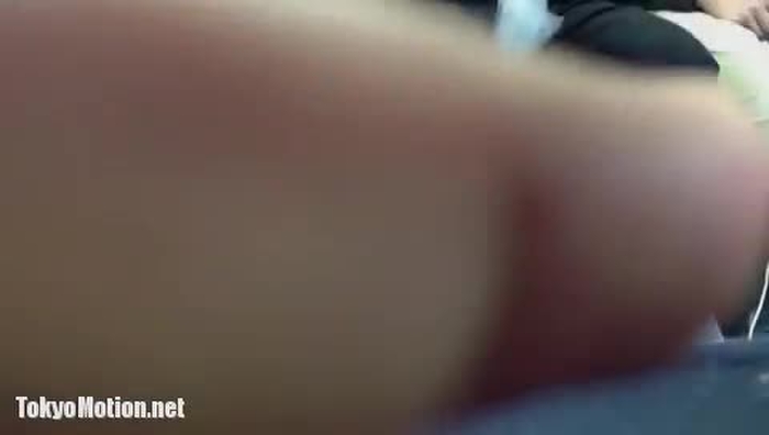 【盗撮動画】スマホに夢中で股が緩んでしまった開脚OLの電車内対面パンチラ