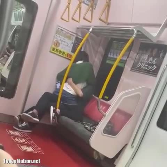 スマホ個人撮影 挿入ってる？w 電車の中で騎乗位してるっぽい若いカップルいた…w