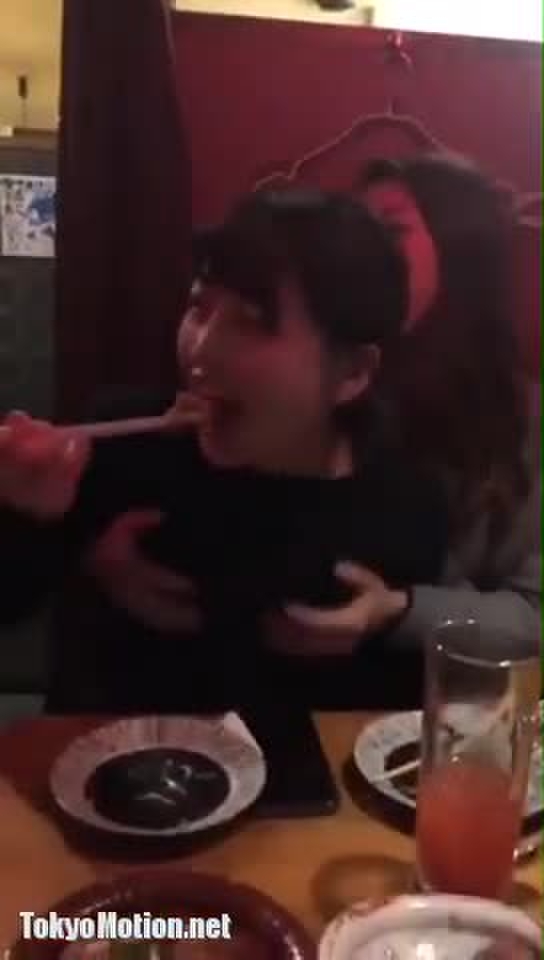 スマホ個人撮影 女子会で可愛いJDが友達におっぱい揉まれまくる動画がSNSで話題にww
