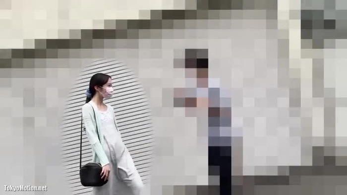 【盗撮動画】まさかのノーブラで乳首丸見え！胸チラパンチラ盗撮の餌食になったスレンダー美女