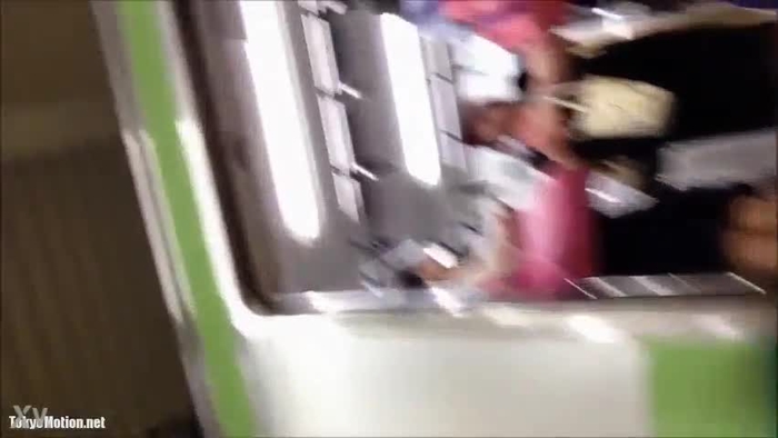 【盗撮動画】通学JK大量の通学電車に突撃⇒パンチラ大漁GETする決死の逆さ撮りパンチラ映像をご覧ください