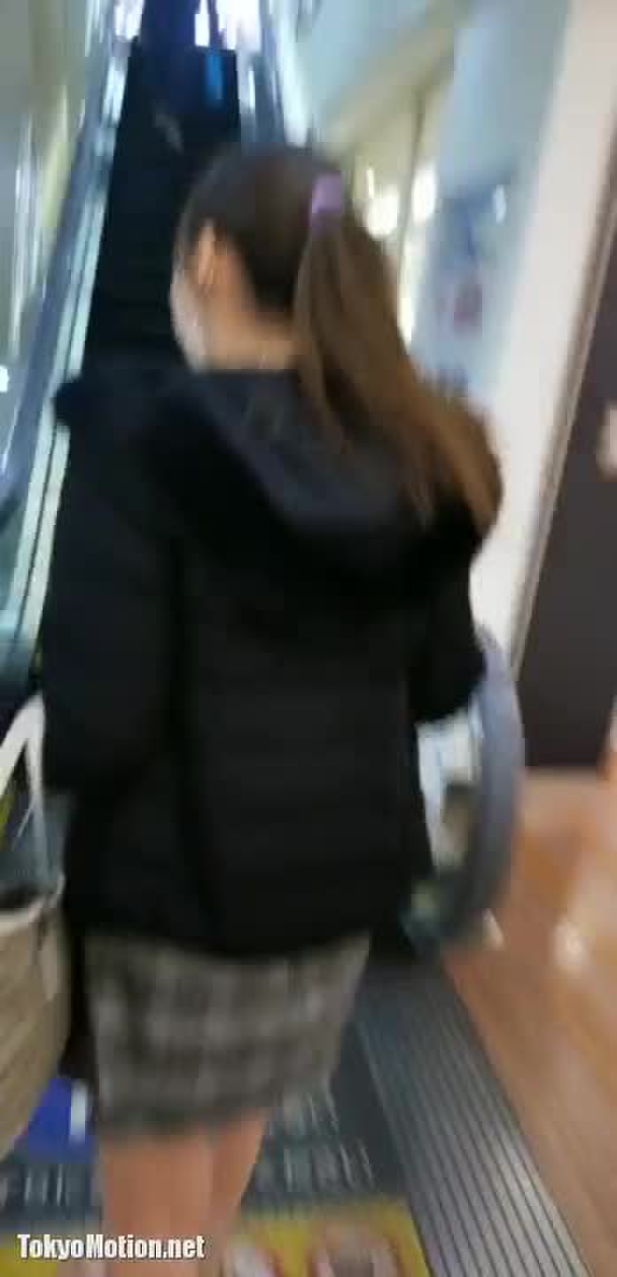 【盗撮動画】上玉タイトスカ女子さん、店舗のエスカでパンチラ盗撮されてしまう