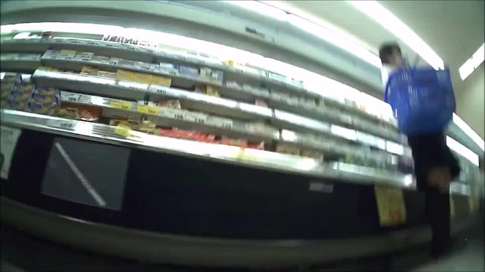 【盗撮動画】スーツOL「今日の晩御飯何にする？」⇒ 生鮮スーパーで逆さ撮りパンチラ
