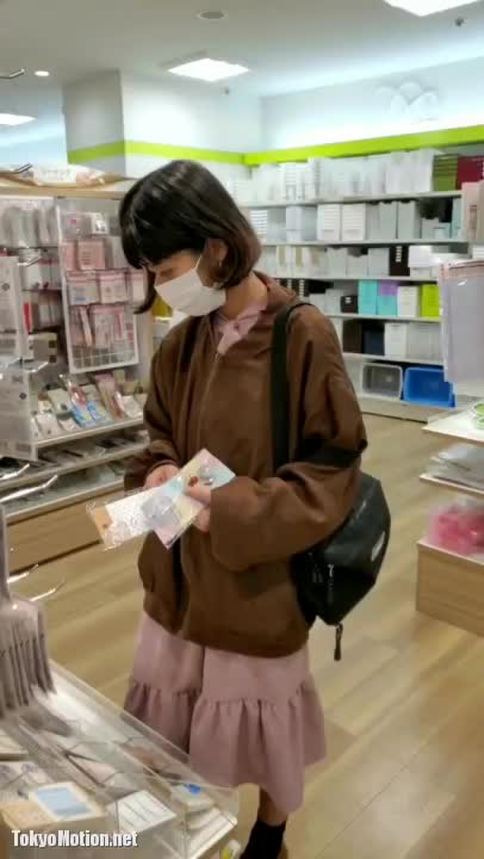 スマホ個人撮影 ショッピング中のガチ素人娘を逆さ撮り盗撮→ナイスな染みパンGET！！