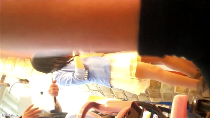 【盗撮動画】休日のショッピングモールでパンチラ盗撮事案。お友達と2人まとめて逆さ撮りされる私服JKさん