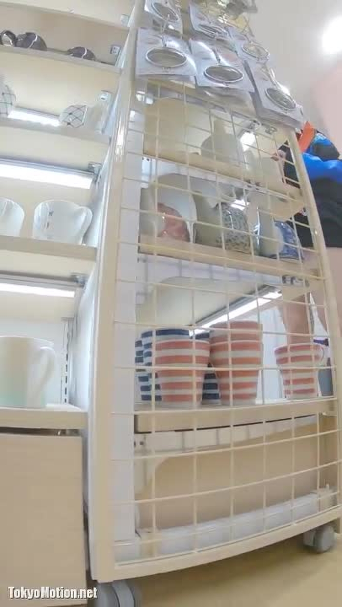 スマホ個人撮影 確信犯を疑うレベルでパンチラしてるミニスカギャルを逆さ撮り盗撮…！！