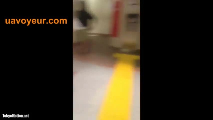 【盗撮動画】伝説の撮り師presents！駅のエスカでスカートめくりパンチラ動画長時間収録バージョン