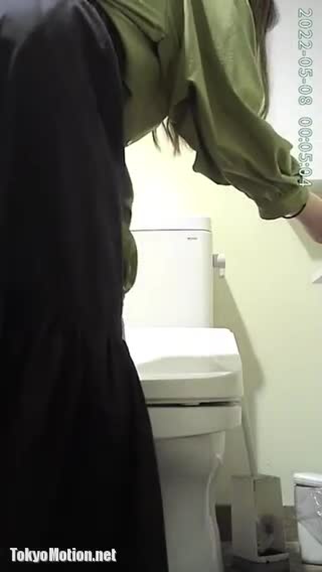 スマホ個人撮影 なぜ！？ 可愛いマスク女子をトイレ盗撮→放尿を自撮りしはじめた…！！