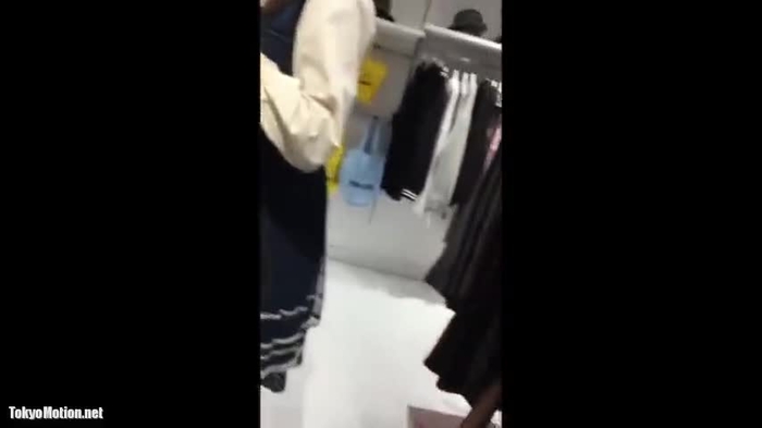【盗撮動画】アイドル顔の激カワショップ店員の逆さ撮り白パンチラ動画、ついに発見される