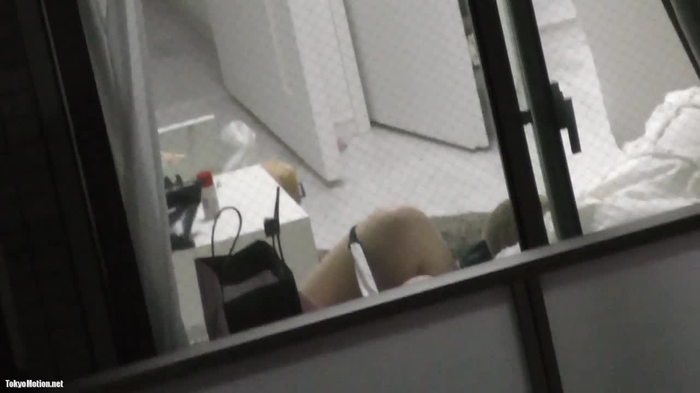 スマホ個人撮影 カーテン開けた状態でオナってるお姉さんを民家盗撮…。