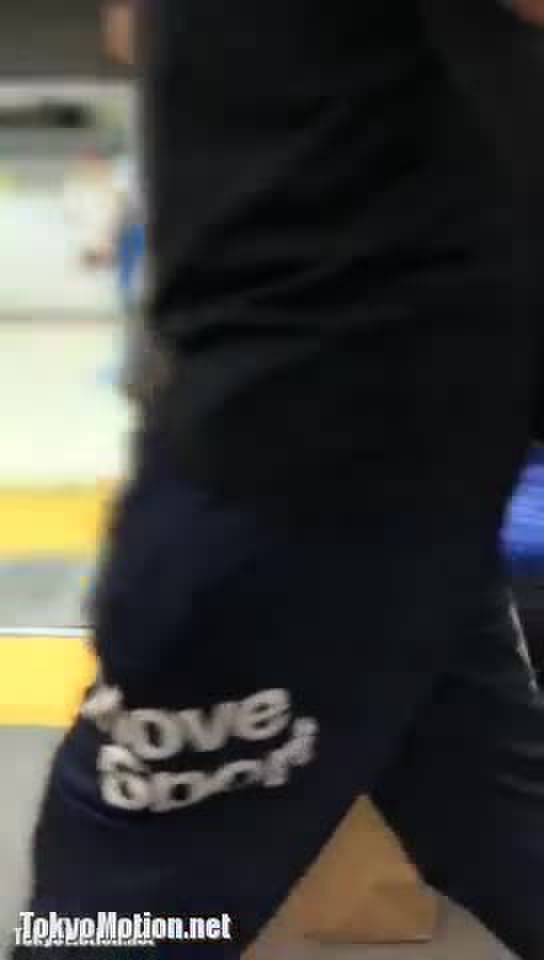 【盗撮動画】電車でうたた寝中のミニスカ素人女子さん、さっそく対面パンチラ盗撮の対象になってしまう