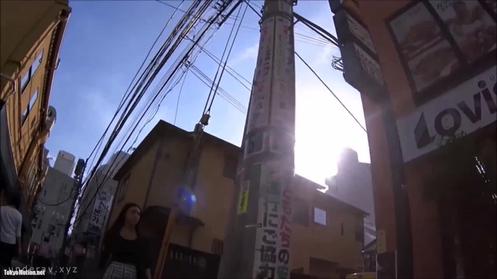 【盗撮動画】スケベな服装で出歩いてる素人女子を逆さ撮りしたらさらにスケベだった件ww