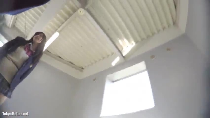【盗撮動画】ムチッとした美尻に食い込む生パン！美少女JKの逆さ撮りパンチラ撮影に成功した撮り師の功績