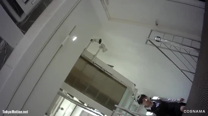 【盗撮動画】名札も見えてて特定不可避。Doc○mo店員しゃがみパンチラドアップ撮り映像