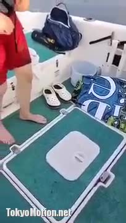 スマホ個人撮影 ボート上で男友達におふざけでおっぱいポロリされてマ●コ見られそうになってる可愛いギャル！
