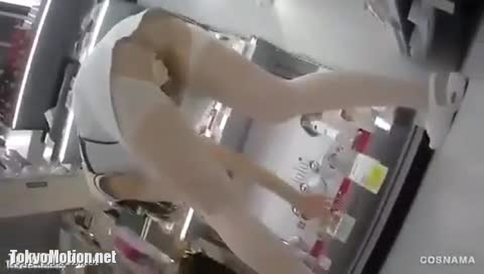 【盗撮動画】極上美人な制服店員さん、エッチすぎる体勢でパンチラを激撮されるww