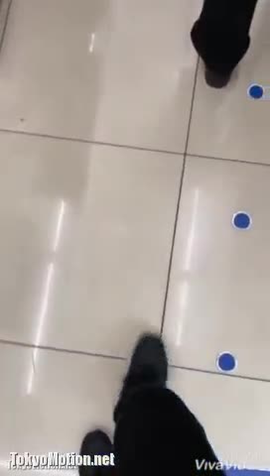 スマホ個人撮影 店内でレジ待ちしてた清楚系CAのパンチラをこっそり盗撮…！！
