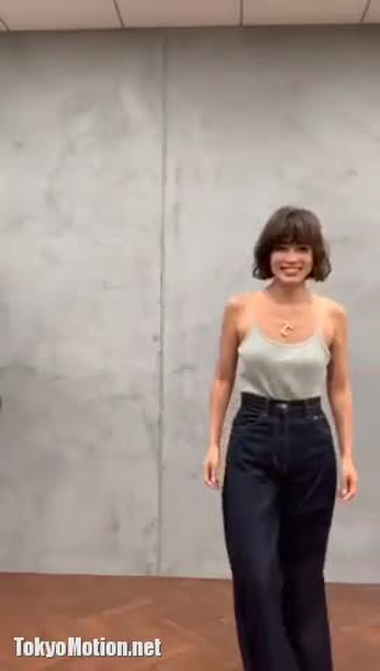 スマホ個人撮影 服のPV動画？で胸チラしちゃってるゆるふわパーマのスレンダー美女モデル…！！