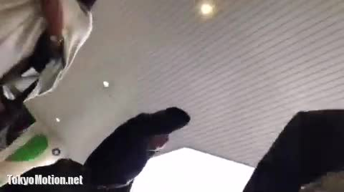 【盗撮動画】累計視聴者数30万人超えのガチモノ街中パンチラ逆さ撮り映像、ここで流出してしまう…