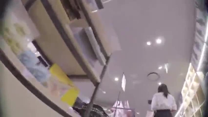 【盗撮動画】化粧品に夢中になりうっかりパンチラを盗み撮られる制服JKさんが発見される