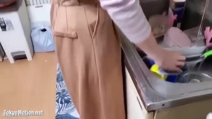 スマホ個人撮影 家事中のTバック×パイパン人妻をハメ撮り→責任取らないけど中出し…！