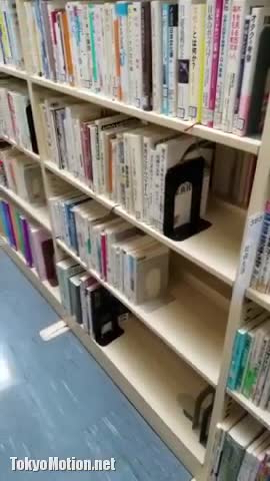 スマホ個人撮影 公共の場でこっそりパンチラプレイに挑戦してる露出好きカップルw