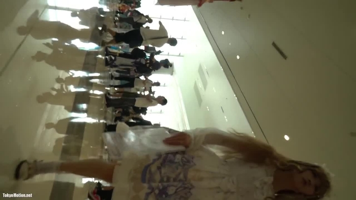 【盗撮動画】100万人に1人レベルの鬼カワレイヤーさん、コミケ会場でパンチラを盗み撮られる
