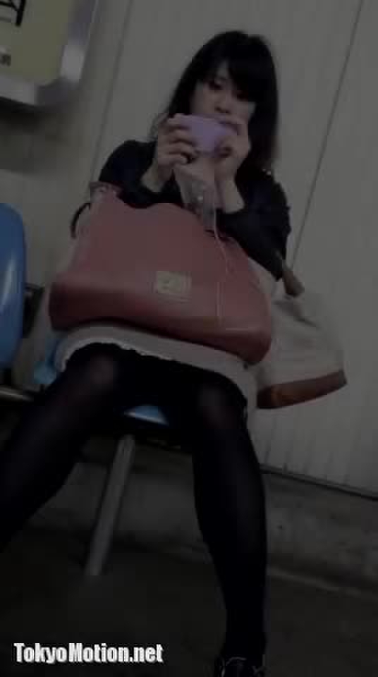 【盗撮動画】黒スト越し白パンティ！逆さ撮り＋スカートめくり併用の危険人物撮影のパンチラ動画