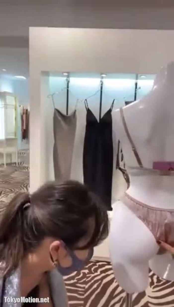 スマホ個人撮影 商品説明ライブでガチで胸チラポロリしちゃった可愛いお姉さんのハプニング動画…w