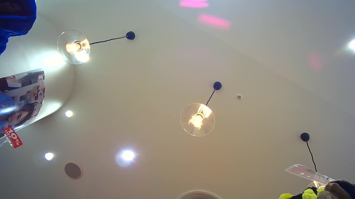 【盗撮動画】店内ショップ店員逆さ撮りパンチラ！気付きそうで気付かないタイトミニのお姉さん