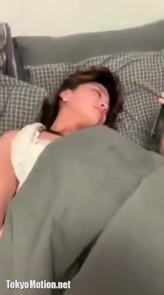 スマホ個人撮影 ノリ気じゃない勝気な彼女にチ●ポ挿入してその気にさせた着衣ハメ撮り、、！