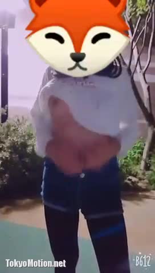 スマホ個人撮影 ソワソワしてるw公園でサクッと露出オナニーを自撮りする変態娘…w