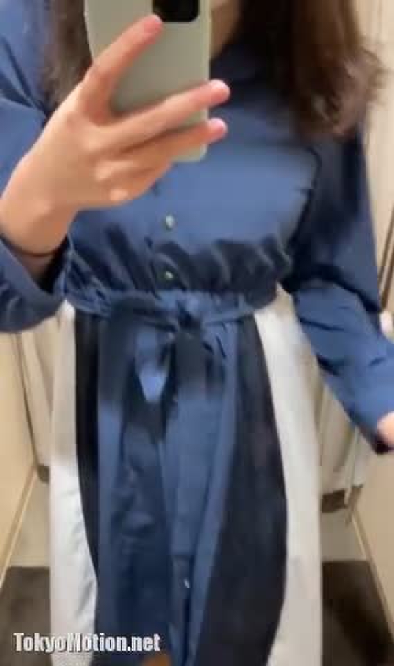 スマホ個人撮影 試着室で自撮りしはじめる淫乱色白娘→全裸でディルドオナニー開始ww