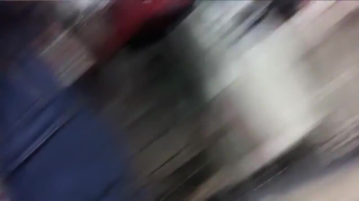 【盗撮動画】可愛いギャル店員の顔にドアップ→逆さ撮りでパンチラ攻略する危険人物